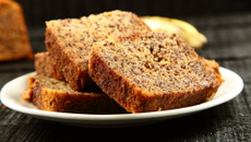 Bolo orgânico de banana com ameixa 