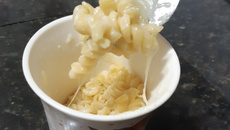 Macarrão de queijo na caneca