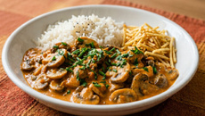 Strogonoff vegano de cogumelo na textura certa com molho cremoso