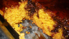 Bolo de cenoura com cobertura crocante de chocolate da Rosineide