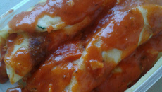 Panquecas ao molho vermelho recheadas com frango e maionese