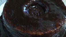 Bolo de fubá fofinho com cobertura de chocolate