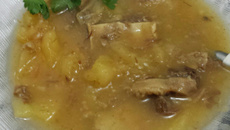 Sopa de mandioca com costela bovina