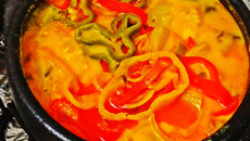 Moqueca de peixe na panela de barro