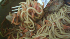 Espaguete ao molho shoyu com cenoura, gengibre e carne