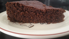 Bolo de nescau com café