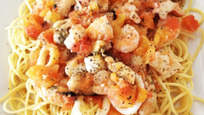 Espaguete com tomates frescos e frutos do mar