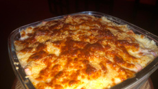 Talharim com molho branco, presunto e queijo