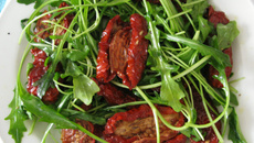 Salada de rúcula com tomate seco