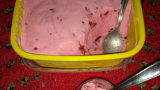 Sorvete de gelatina de morango