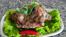 Costeleta de cordeiro ao molho de hortelã