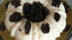 Manjar cremoso de coco com calda de ameixas