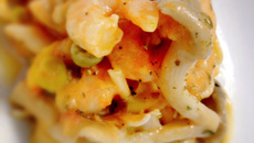 Talharim ao molho de camarões e shiitake