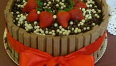 Bolo de chocolate com cobertura de ganache e morango