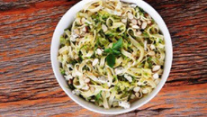 Talharim com alho poró, abobrinhas e amêndoas