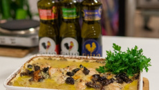 Peito de frango gratinado com gorgonzola e ameixa