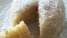 Bolo de leite de coco de caneca