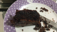 Bolo de chocolate fácil com ameixa e passas