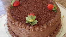 Bolo prestígio com morangos