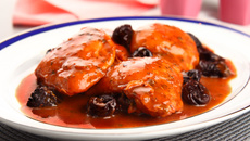 Sobrecoxas assadas com ameixa, vinho madeira e suco de laranja