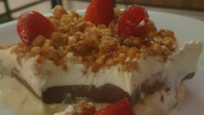 Pavê com amoras e castanhas caramelizadas