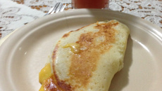 Pão de queijo de frigideira recheado