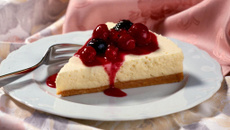 Torta Galak com calda de frutas vermelhas