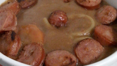 Sopa de feijão com macarrão e legumes