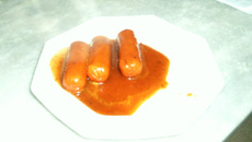 Pão com salsicha de molho doido