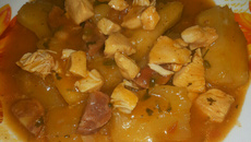 Cozido de aipim com calabresa e frango