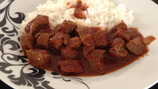 Carne macia ao molho de tomates e cerveja