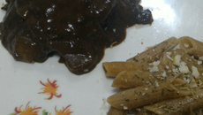 Medalhão de filé mignon ao molho de ameixa com vinho