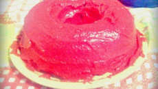 Bolo de chocolate com cobertura de bicho de pé