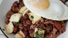 Baião de dois e ovo de galinha caipira