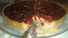 Cheesecake com calda de frutas vermelhas