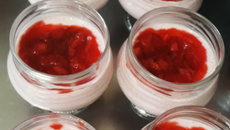 Mousse de morango com pedaços e calda