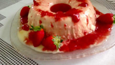 Pudim de iogurte grego com calda de morango