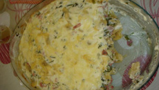 Ravióli ao molho branco com presunto e brócolis