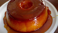 Pudim de pão com raspas de limão