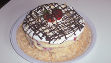 Bolo mil folhas de morango