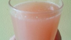 Suco de casca de maracujá com morango