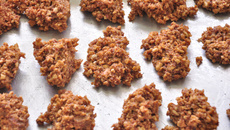 Pé-de-moleque no micro-ondas