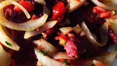 Bife acebolado de carne seca