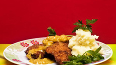 Peito de frango com Crosta de Granola ao molho de mostarda