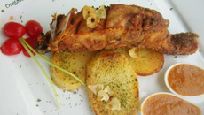 Salmão crostado e molho de muqueca