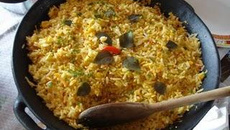 Arroz mãe e filha cozinhando