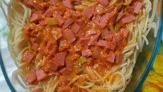 Macarrão com mortadela