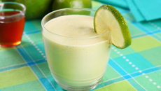 Vitaminas de abacate com mel e limão