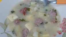 Sopa de batatas com salame