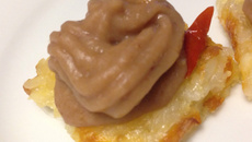 Canapé de arroz e feijão